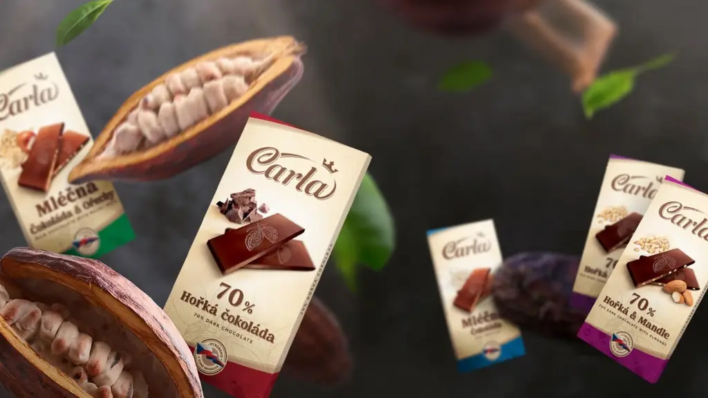Nové obaly tabulkových čokolád Carla – mléčná, hořká 70 % a s mandlemi – mezi kakaovými boby