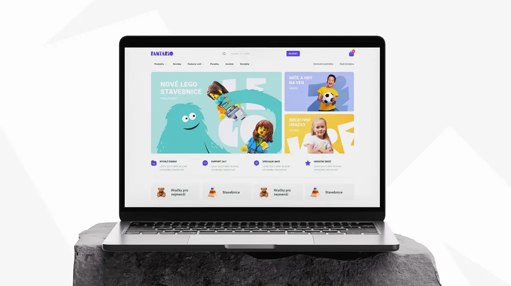 Notebook s e-shopem Fantario, modrým maskotem a nabídkou hraček pro děti